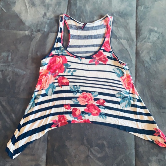 2 pack, crop tops. - Picture 3 of 12